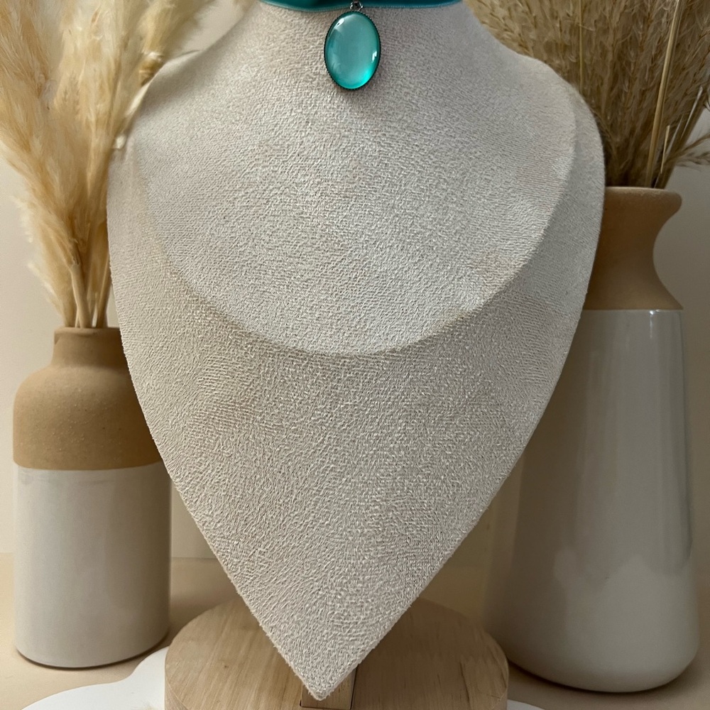 Handmade Po-Of-Color Statement Velvet Choker: Retro Choker Resin Pendant - Picture 14 of 16